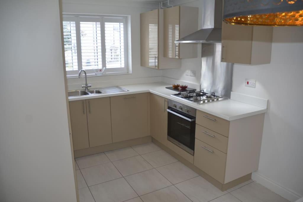 Modern Town House In Cotswolds - 3 Double Bedrooms Уитни Экстерьер фото