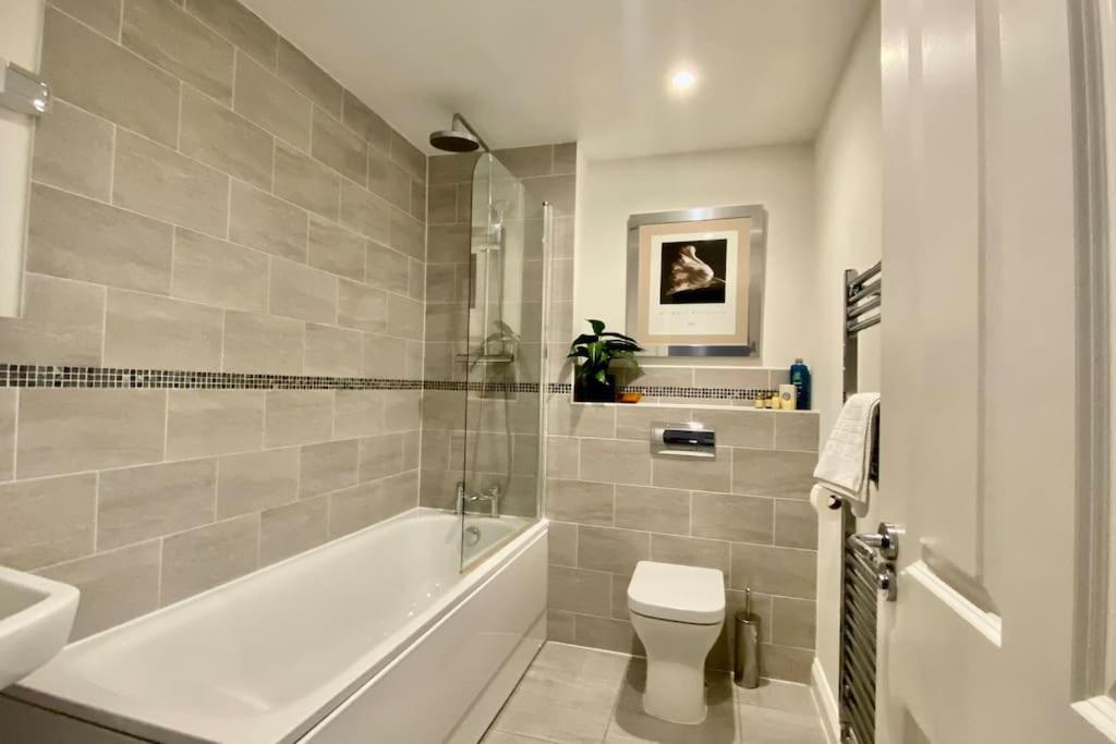 Modern Town House In Cotswolds - 3 Double Bedrooms Уитни Экстерьер фото