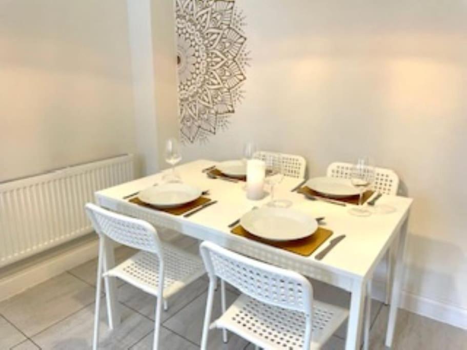 Modern Town House In Cotswolds - 3 Double Bedrooms Уитни Экстерьер фото
