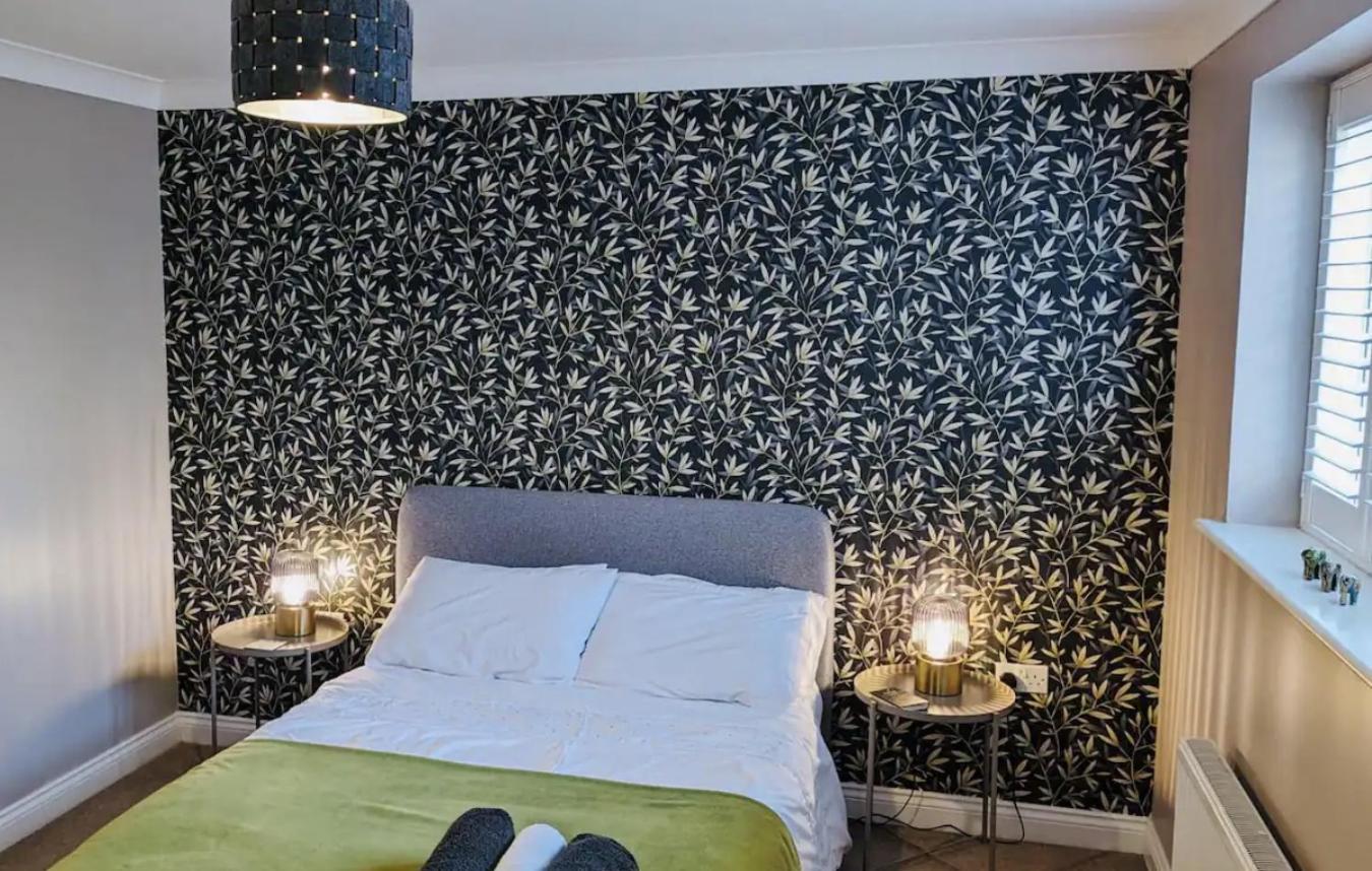 Modern Town House In Cotswolds - 3 Double Bedrooms Уитни Экстерьер фото