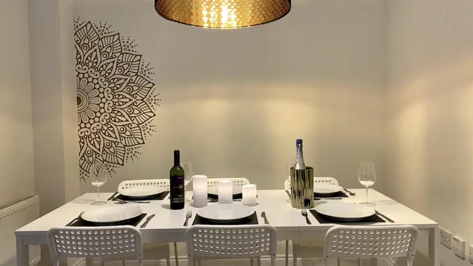 Modern Town House In Cotswolds - 3 Double Bedrooms Уитни Экстерьер фото